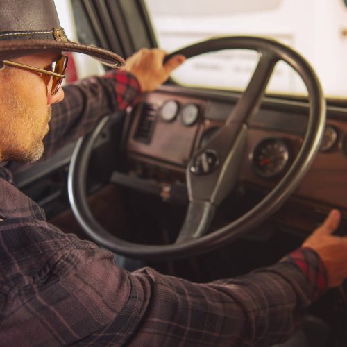 texas-trucker-driving-old-semi-truck-2022-12-16-11-51-05-utc